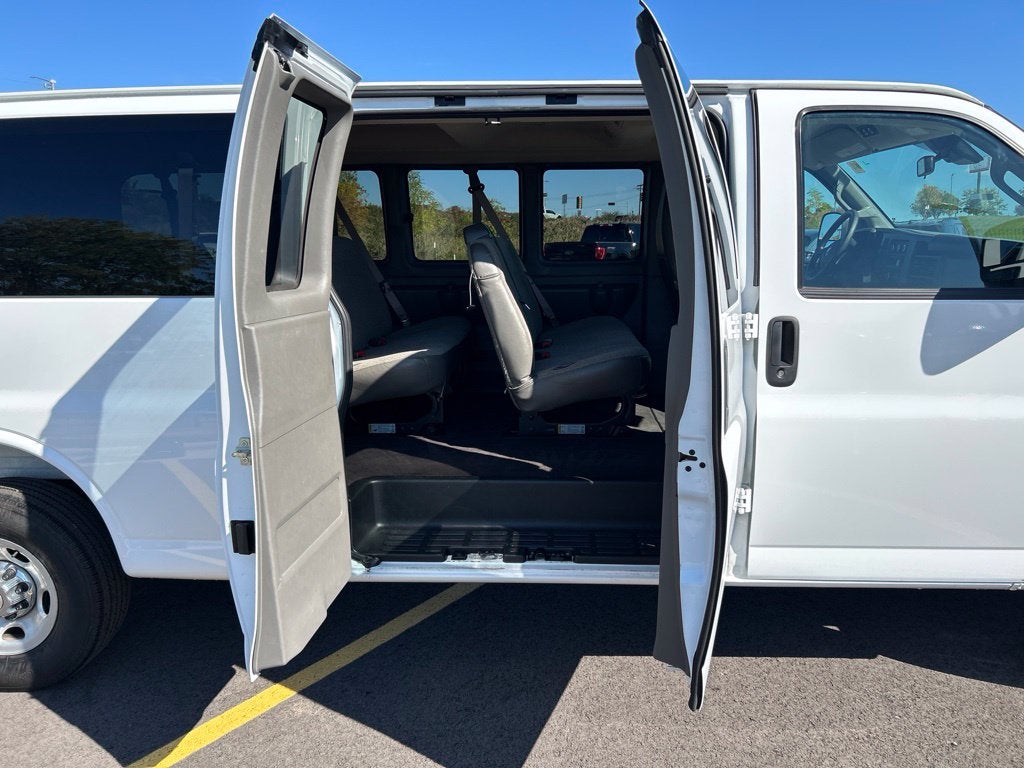 2025 Chevrolet Express 3500 LT Passenger