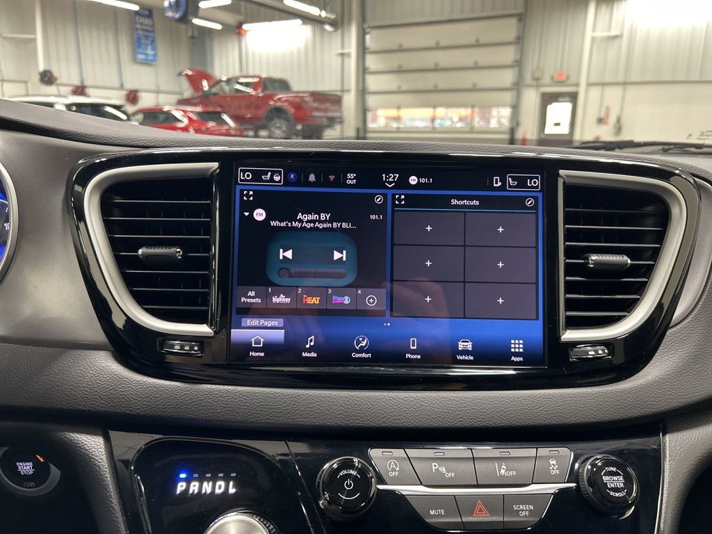 2025 Chrysler Pacifica Select