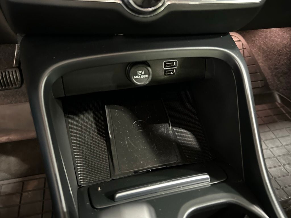 2022 Volvo XC40 Momentum